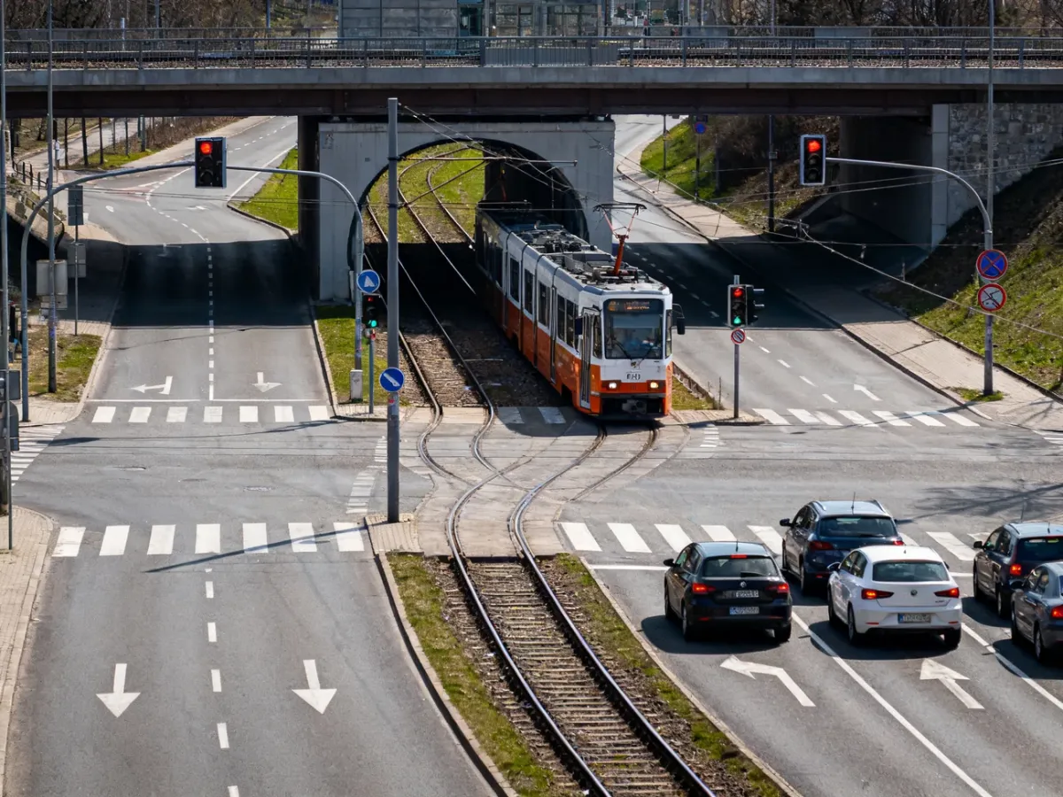 Skrzyżowanie z tramwajem wyjeżdżającym z pętli i samochodami